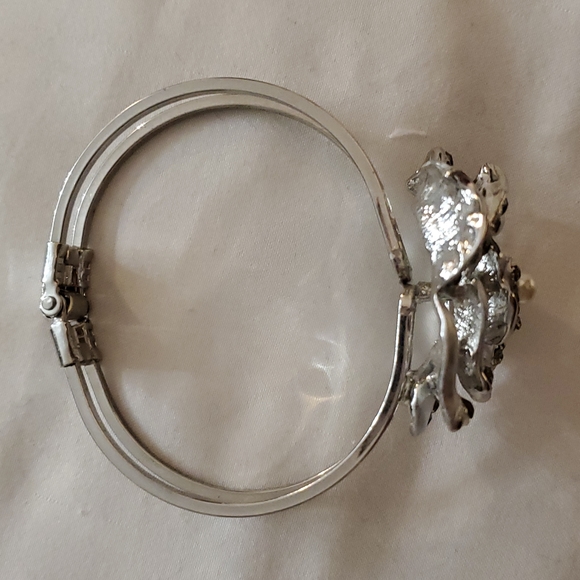 Flower Bracelet - Picture 6 of 7